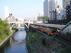 聖橋。右側為神田駿河台。左側為湯島。