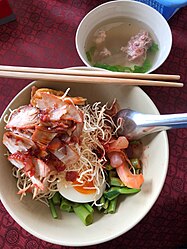 ยิ่วหูเอ้งฉ่าย（Yiw-Hu-Eng-Cai）(鰇魚雍菜)普吉獨特的一道菜，是一道街邊小吃。魷魚蕹菜，從名字就可以知道魷魚蕹菜是主角。這道菜受到馬來西亞料理sotong kang kong 影響