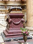 Tombe d'Humbert Ier d'Italie au Panthéon de Rome, par Giuseppe Sacconi (1854-1905). La couronne est représentée sur le coussin.