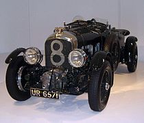 Photo de trois-quarts face d'une voiture exposée dans un musée.