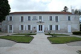 The town hall in L'Houmeau