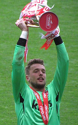 Ben Hamer a Charlton Athletic mezében, a 2011-es League One bajnoki trófeával.