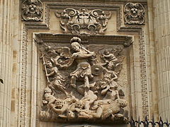 Puerta de los fieles, relieve de san Miguel por Julián Roldán.