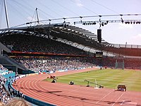 Stadium Bandaraya Manchester Stadium ketika Sukan Komanwel 2002 dengan dua tingkat tempat duduk.