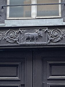 Enseigne de l’ancien restaurant Le Boeuf à la mode sur le linteau de la porte du n°8, rue de Valois.