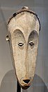 Masque fang attribué à la société du ngil. Bois peint au kaolin, 69 × 28 × 25 cm. République gabonaise, Fin 19e-début 20e[31]