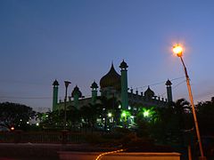 Кучинг џамија у сумрак.