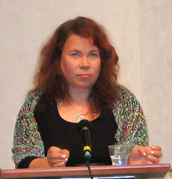Leena Lehtolainen Helsingin kirjamessuilla vuonna 2005.