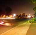 相對於車輛的快速移動相機快門速度較慢，街道上的車流留下亮眼的光線。