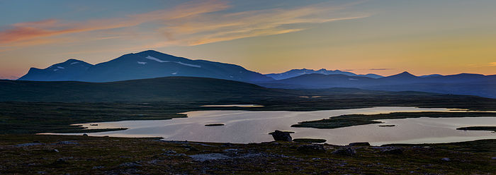 Fjällandskap i norra Härjedalen med Helagsfjället och Sylarna (i Jämtland) i bakgrunden.