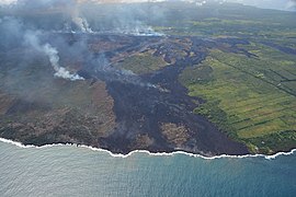 5月27日 海まで到達した溶岩流。右奥がレイラニ・エステーツ。