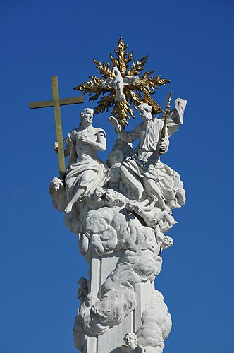 Скульптурное изображение Святой Троицы на вершине чумного столба. Ратушная площадь[вд], Санкт-Пёльтен, Нижняя Австрия