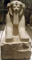 Hatshepsut sebagai Sfinks. Anak perempuan Thutmose I, memerintah bersama sebagai anak tirinya (Thutmose III). Beliau tidak lama kemudian mengambil takhta untuk dirinya sendiri, dan mengisytiharkan dirinya sebagai firaun.