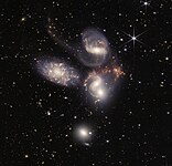 A Stephan’s Quintet, a NIRCam és a MIRI egyesített képe