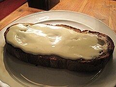 Tartine de cancoillotte de la cuisine franc-comtoise.