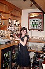 一名年輕英國學生當女酒保（攝於1994年）