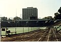 Das Stadion im Oktober 1985 mit Blick auf die alte Südtribüne. Damals noch mit Leichtathletikanlage.