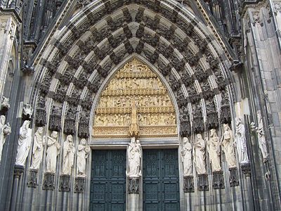 Pintu masuk utama menampilkan dekorasi abad ke-19