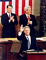 Clinton l'any 1997 en una aparició a la Cambra de Representants davant Al Gore i Newt Gingrich