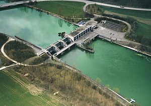 Luftaufnahme von 1994 mit Blick in Richtung Nordwesten auf das Kraftwerk. Der im Vordergrund angepflanzte Wald steht über dem ehemaligen Aareflussbett.