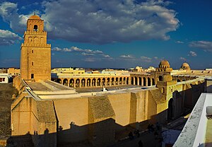 Exemple d'edifici ligat a la fe: la Granda Mosqueta de Cairoan (Tunisia) es un monument religiós de l'islam.