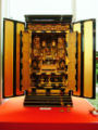Un butsudan, autel bouddhiste japonais où sont conservés les tablettes ancestrales.