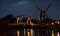 Leiden, Zugbrücke (die Rembrandtbrug) und Mühle (Molen de Put) im Dunkeln