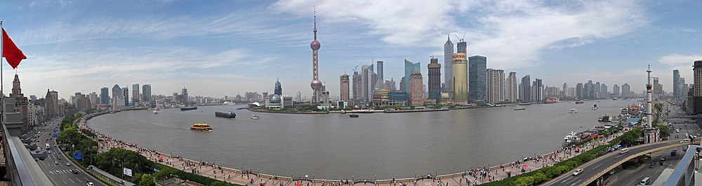 Panoramo de Pudong en Ŝanhajo, je majo 2007