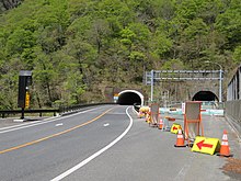 群馬県側坑口（左が新三国トンネル、右が閉鎖された三国トンネル）