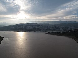从巫山长江大桥远眺夕阳下的巫山全景