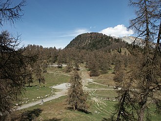 Col du Lein, Blick nach Osten. Links unten führt die Strasse über den Col des Planches nach Martigny, links oben nach Saxon und rechts nach Süden und Vollèges.