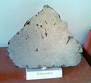Amostra de meteorito exibindo a estrutura de Widmanstätten.