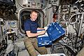 Tim Peake podczas pracy w module laboratoryjnym Columbus