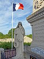 Statue et drapeau tricolore.