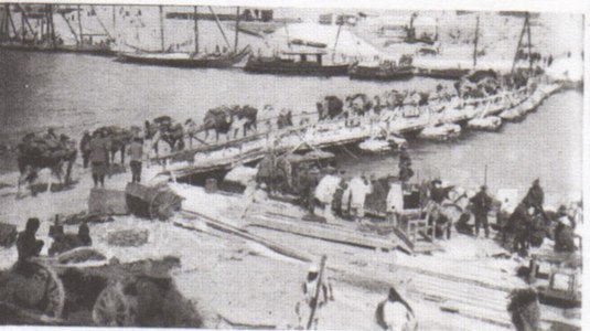 Brigades de Rifles Muntats de Nova Zelanda creuant un pont a Serapeum, 6 de març de 1916