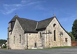 l'église Saint-Martial au centre du bourg.