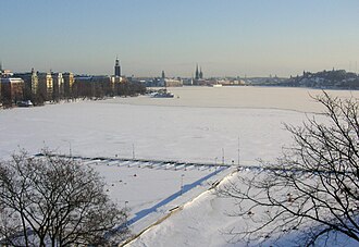 Stockholms stadslandskap präglas av stadens läge mellan Mälaren och Östersjön. En blick från Västerbron mot öst över Riddarfjärden en vinterdag med 54 år mellanrum visar en nästan identisk stadsbild. I fjärran syns från vänster: Stadshustornet samt tornen för Storkyrkan, Riddarholmskyrkan och Tyska kyrkan. Färgfotografiet till vänster är taget av Gustaf W. Cronquist på Kodachrome.