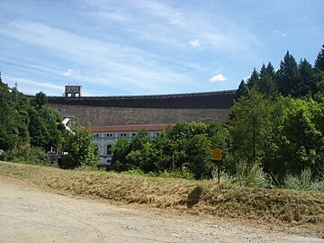 Le barrage hydroélectrique d'Éguzon en 2008.