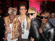 Description de l'image Nathan Lee Graham with Kyle Brown and KIKI TWINS at Michael Musto 25th Anniversary Party, NYC.jpg.