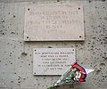 Dos placas sobre la fachada de la Escuela de Minas, en el n° 60, recuerdan el bombardeo sobre París de 1918 y la liberación de la ciudad tras la Segunda Guerra Mundial en 1945.