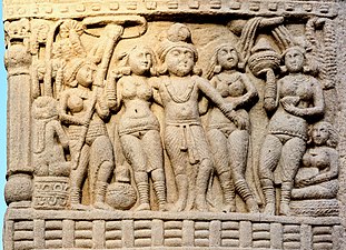 தன்னிரு மனைவிகளுடன் அசோகர், தூபியின் தெற்கு வாயில், சாஞ்சி