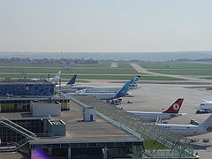 Vue sur les toits d'Orly Sud et sur les parkings avions. Au centre, on peut voir le B747 immatriculé F-GSUN, reconnaissable à un soleil peint sur le fuselage. (ancien logo de Corsair Fly).