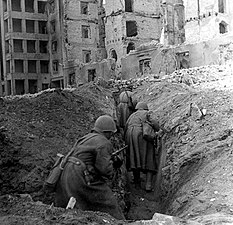 Décembre 1942, dans une tranchée au milieu des ruines.