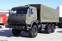 KamAZ-53501 mit Pritsche auf einer Messe (2016)