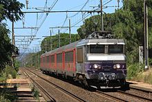 Un TER passant sans arrêt en gare.