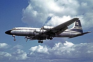 BOAC Britannia Model 312 (G-AOC) na transatlantickém letu nad Manchesterem v roce 1962