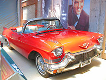 Vue d'une automobile décapotable orange en exposition.