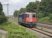 Lokomotivzüge können aus einem einzelnen Fahrzeug bestehen. SBB Re 421 bei Duisburg
