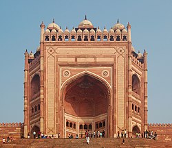 Buland Darwaza, với cổng vòm 54 mét-high (177 ft) tới tổ hợp Fatehpur Sikri