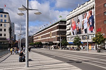 Klarabergsgatan västerut med Åhléns City till höger, 2019.